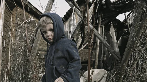 Sucio Chico Sin Hogar Pueblo Abandonado — Foto de Stock