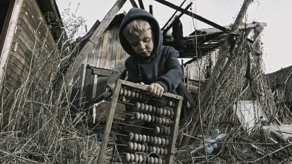 Брудний Безпритульний Хлопчик Грає Сміттям Покинутому Селі — стокове фото