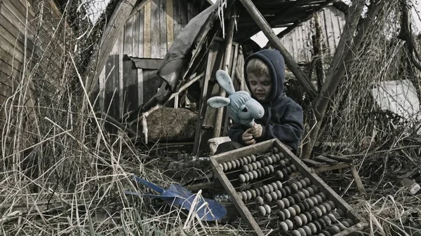Sujo Órfão Menino Brincando Com Lixo Abandonado Aldeia — Fotografia de Stock