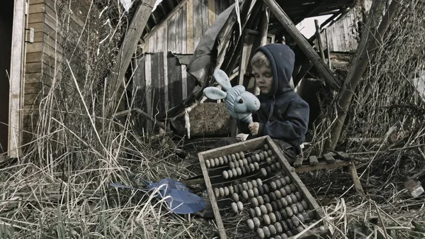 Sucio Huérfano Jugando Con Basura Abandonado Pueblo — Foto de Stock