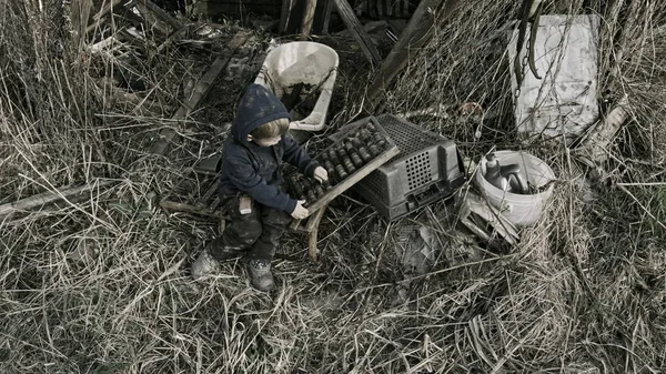 Vuile Verweesde Jongen Spelen Met Prullenbak Verlaten Dorp — Stockfoto