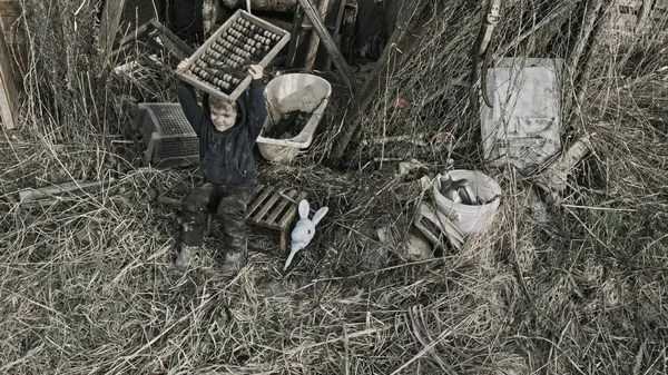 Smutsiga Hemlösa Barn Leker Med Papperskorgen Övergiven — Stockfoto