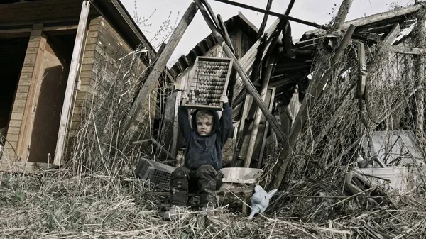 Sucio Sin Hogar Niño Jugando Con Basura Abandonado Pueblo — Foto de Stock