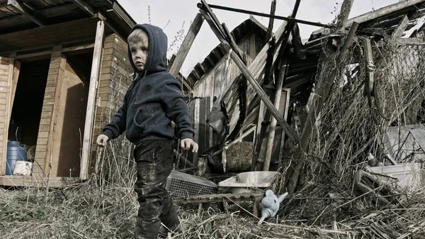 Βρώμικο Άστεγο Αγόρι Στο Εγκαταλελειμμένο Χωριό — Φωτογραφία Αρχείου