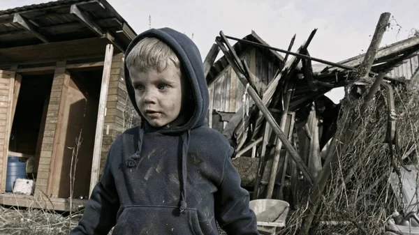 Retrato Niño Sin Hogar Sucio Contra Edificio Abandonado — Foto de Stock