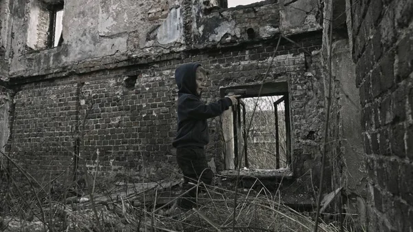 Vuile Dakloze Jongen Met Het Pistool Een Verlaten Gebouw — Stockfoto