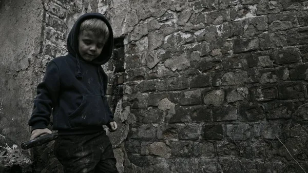 Sujo Sem Teto Criança Com Arma Abandonado Edifício — Fotografia de Stock
