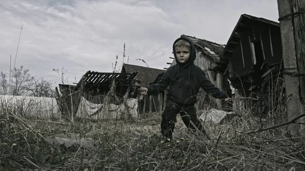 Брудна Безпритульна Дитина Грає Пістолетом Покинутому Селі — стокове фото