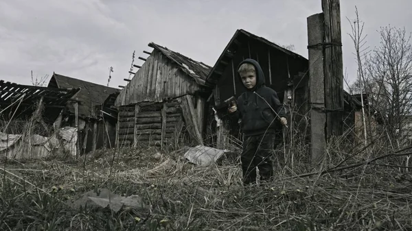 Грязный Бездомный Ребенок Играет Пистолетом Заброшенной Деревне — стоковое фото