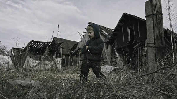 Sujo Sem Teto Criança Brincando Com Arma Abandonado Aldeia — Fotografia de Stock