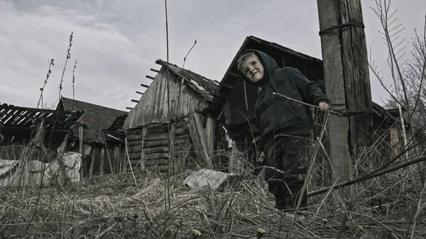 肮脏的无家可归的孩子玩枪在废弃的村庄 — 图库照片