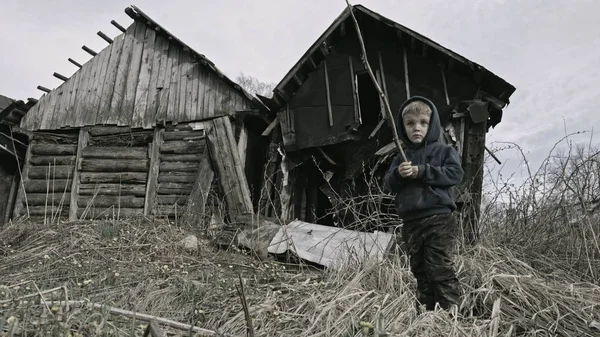 Terk Edilmiş Köy Sopa Ile Oynayan Kirli Evsiz Çocuk — Stok fotoğraf