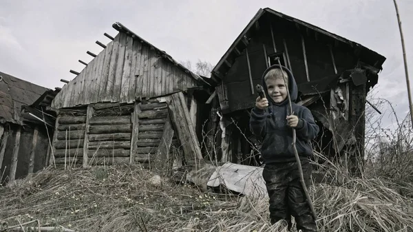 Terk Edilmiş Köy Silahla Oynarken Evsiz Beyaz Çocuk — Stok fotoğraf