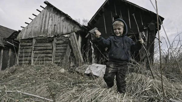 Senzatetto Ragazzo Caucasico Che Gioca Con Pistola Nel Villaggio Abbandonato — Foto Stock