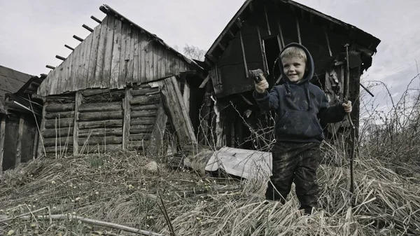 Άστεγοι Καυκάσιος Αγόρι Που Παίζει Όπλο Στο Εγκαταλελειμμένο Χωριό — Φωτογραφία Αρχείου