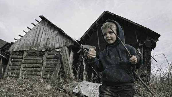 Terk Edilmiş Köy Silahla Oynarken Evsiz Beyaz Çocuk — Stok fotoğraf