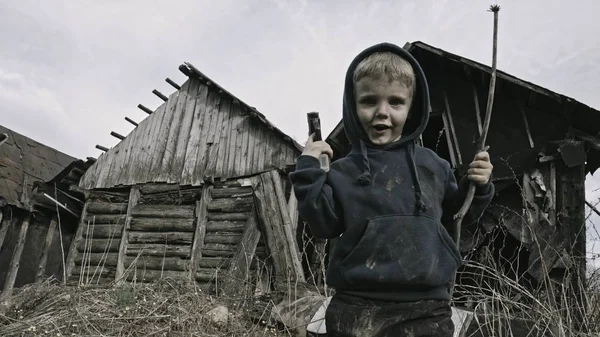 Маленький Грязный Бездомный Мальчик Играет Пистолетом Заброшенной Деревне — стоковое фото