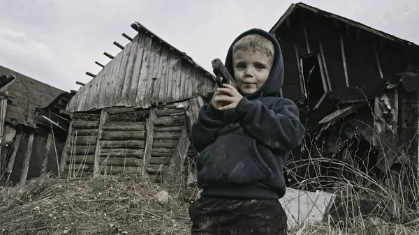 Λίγο Βρώμικο Άστεγο Αγόρι Που Παίζει Όπλο Στο Εγκαταλελειμμένο Χωριό — Φωτογραφία Αρχείου