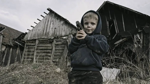 Poco Sucio Sin Hogar Chico Jugando Con Pistola Abandonado Pueblo —  Fotos de Stock