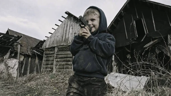 Pequeno Sujo Sem Teto Menino Brincando Com Arma Abandonado Aldeia — Fotografia de Stock