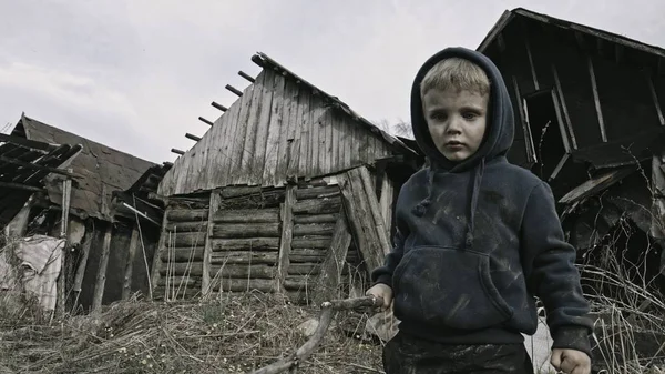 Poco Sucio Sin Hogar Chico Jugando Con Palo Abandonado Pueblo — Foto de Stock