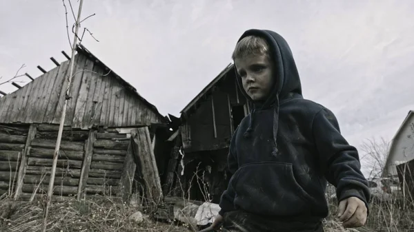 Λίγο Βρώμικο Άστεγο Αγόρι Στο Εγκαταλελειμμένο Χωριό — Φωτογραφία Αρχείου