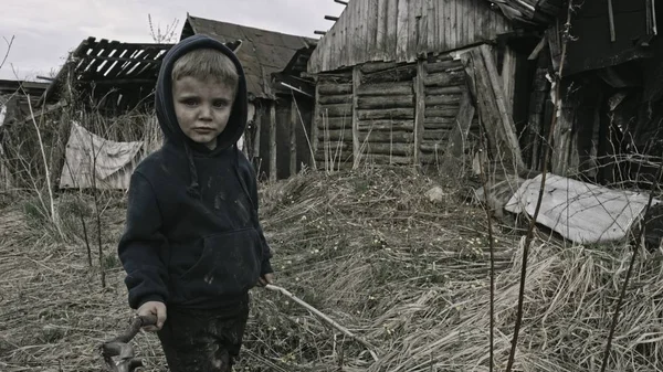 Бездомний Брудний Хлопчик Палицею Покинутому Селі — стокове фото