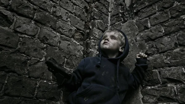 Άστεγο Αγόρι Βρώμικο Κρατώντας Πιστόλι Εγκαταλελειμμένο Κτίριο — Φωτογραφία Αρχείου
