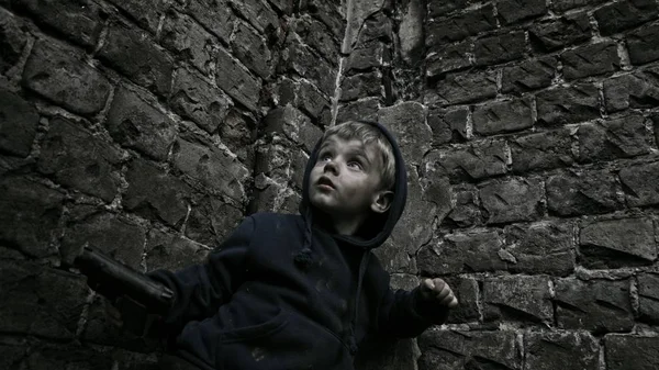 Άστεγο Αγόρι Βρώμικο Κρατώντας Πιστόλι Εγκαταλελειμμένο Κτίριο — Φωτογραφία Αρχείου