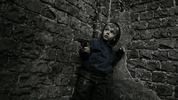 Terk Edilmiş Binada Silah Tutan Evsiz Kirli Çocuk — Stok fotoğraf