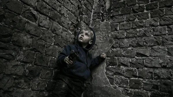 Бездомний Брудний Хлопчик Тримає Пістолет Покинутій Будівлі — стокове фото