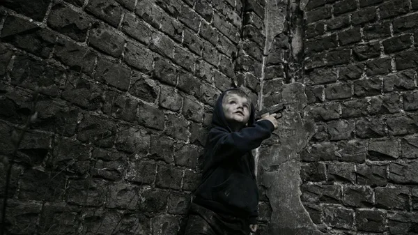 Άστεγο Παιδί Ορφανό Εκμετάλλευση Πιστόλι Εγκαταλελειμμένο Κτίριο — Φωτογραφία Αρχείου