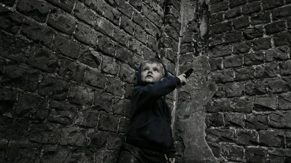 Niño Huérfano Sin Hogar Sosteniendo Arma Edificio Abandonado — Foto de Stock