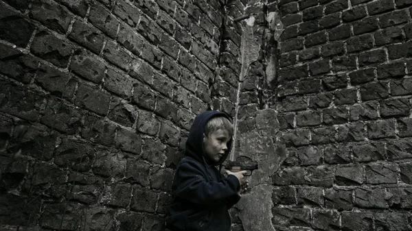 Criança Órfã Sem Teto Segurando Arma Prédio Abandonado — Fotografia de Stock