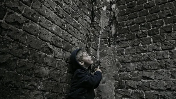 Criança Órfã Sem Teto Segurando Arma Prédio Abandonado — Fotografia de Stock
