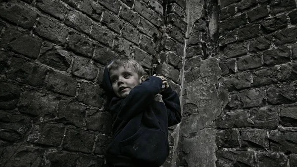 Bezdomne Sieroty Chłopiec Trzymając Pistolet Opuszczonym Budynku — Zdjęcie stockowe