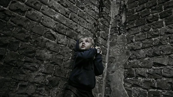 Sem Teto Órfão Menino Segurando Arma Prédio Abandonado — Fotografia de Stock