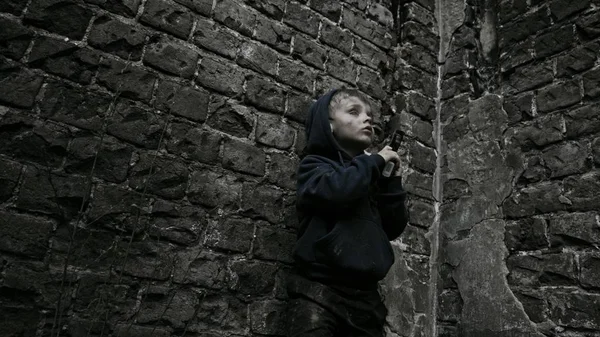 Niño Huérfano Sin Hogar Sosteniendo Arma Edificio Abandonado —  Fotos de Stock