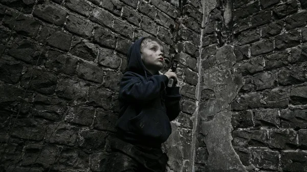 Niño Huérfano Sin Hogar Sosteniendo Arma Edificio Abandonado — Foto de Stock
