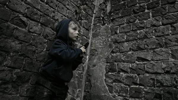Άστεγοι Ορφανό Αγόρι Κρατώντας Πιστόλι Εγκαταλελειμμένο Κτίριο — Φωτογραφία Αρχείου