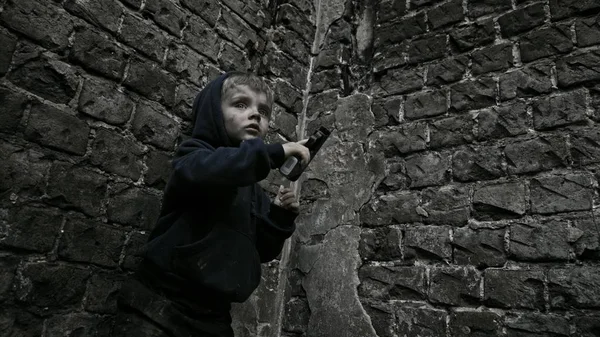 Terk Edilmiş Binada Silah Tutan Evsiz Yetim Çocuk — Stok fotoğraf