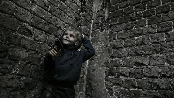 Sem Teto Órfão Menino Segurando Arma Prédio Abandonado — Fotografia de Stock