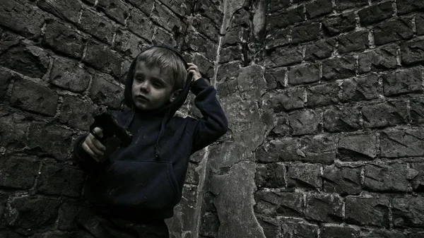 Άστεγοι Ορφανό Αγόρι Κρατώντας Πιστόλι Εγκαταλελειμμένο Κτίριο — Φωτογραφία Αρχείου