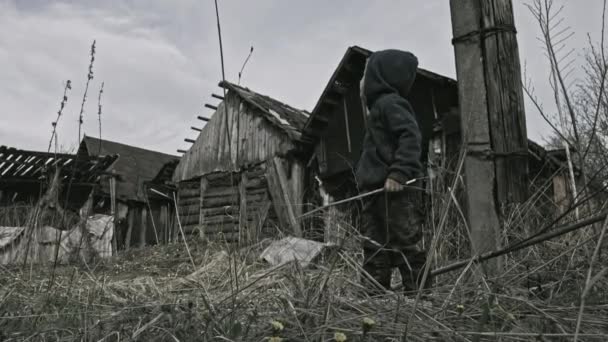 Mendigo Sujo Jogar Com Arma Abandonado Aldeia — Vídeo de Stock