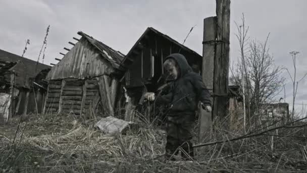 Hajléktalan Piszkos Fiú Játék Pisztolyt Elhagyott Falu — Stock videók