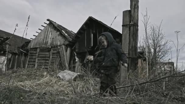 Bezdomny Brudny Chłopiec Bawi Się Działo Opuszczonej Wiosce — Wideo stockowe