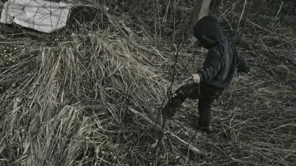 Sans Abri Sale Garçon Jouer Avec Arme Dans Abandonné Village — Video