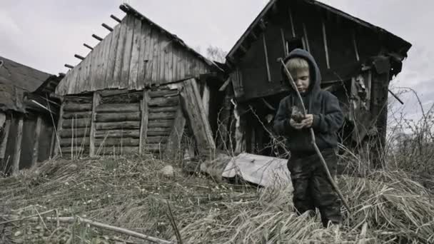 无家可归的肮脏的男孩玩枪在废弃的村庄 — 图库视频影像