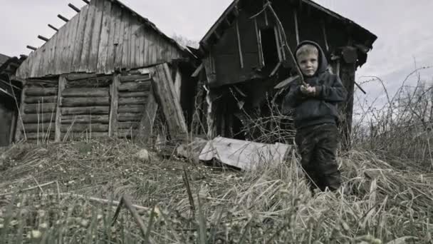 Sans Abri Sale Garçon Jouer Avec Bâtons Dans Abandonné Village — Video