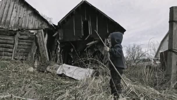 无家可归的肮脏的男孩玩枪在废弃的村庄 — 图库视频影像